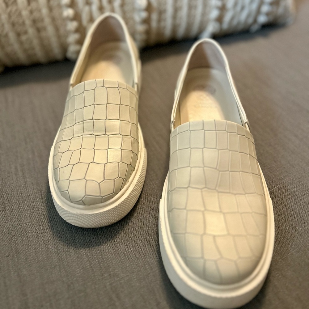 Vince Camuto cream stacked slip on tennis shoes size 9